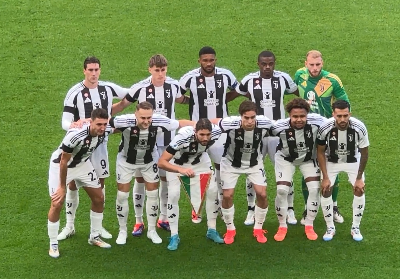 世界杯小组赛抽签出炉，各组形势复杂，韩国、意大利、巴西等队有望晋级，美国、土耳其等队面临挑战。