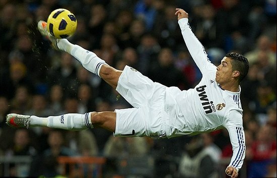 瓜帅：这是谢尔基第一次插花脚传中，他要学习梅西踢得更简洁